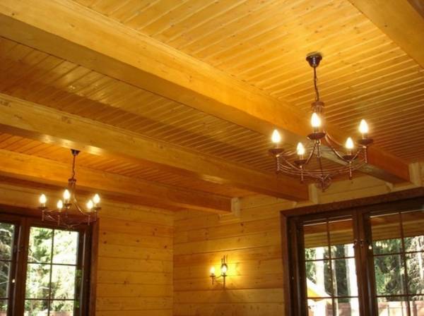 Как облагородить старый или сделать новый деревянный потолок на даче? - фото