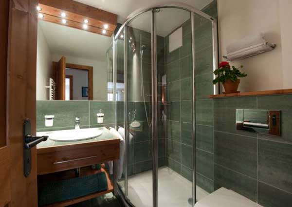 Ванная комната с душевой кабиной  дизайн малогабаритного санузла с фото