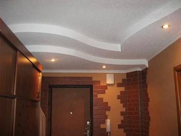 Преимущества и недостатки применения гипсокартонных потолков в коридоре - фото