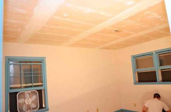 Готовим потолок под покраску - фото