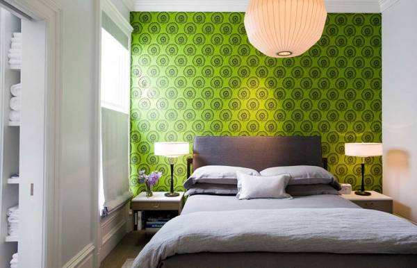 Как комбинировать обои в спальне - дизайн, фото Интерьер спальни с комбинированными обоями с фото