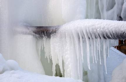 Как отогреть замерзший водопровод: обзор самых эффективных методов с фото