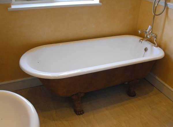 Как установить ванну на ножки  виды креплений и особенности монтажа - фото