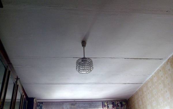 Трещина на потолке между плитами - как ее заделать? - фото