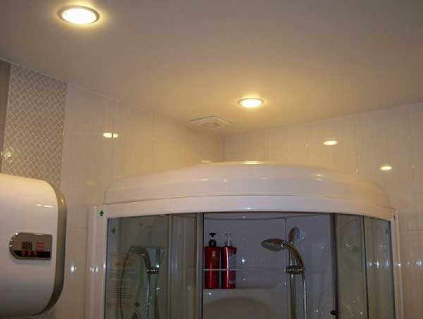 Натяжные потолки в ванной: плюсы и минусы технологии с фото