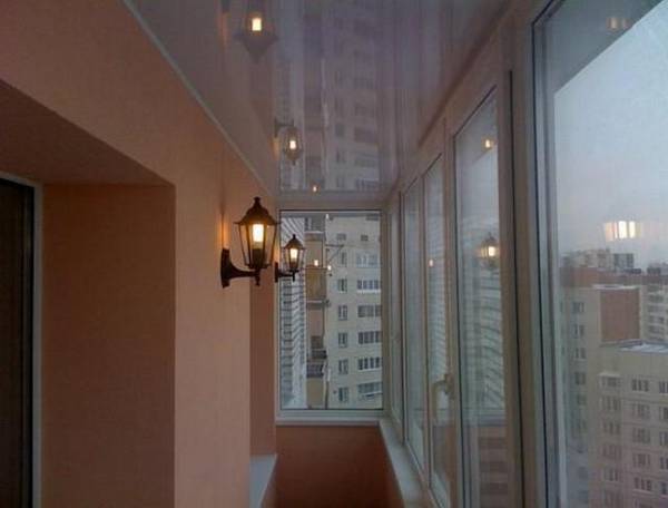 Преимущества и недостатки применения натяжных потолков на балконе - фото