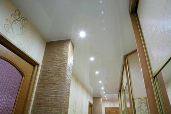 Применение в оформлении коридора натяжных потолков с фото