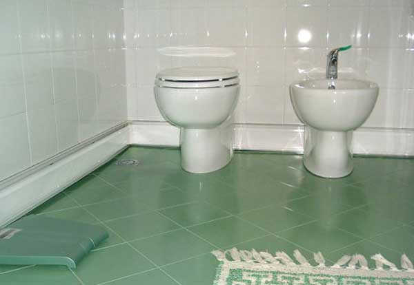 Как выбрать и приклеить плинтус в ванную комнату на пол - фото