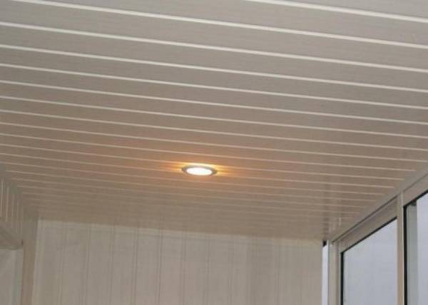 Как сделать подвесной потолок из пластиковых панелей? - фото