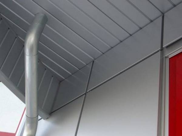 Преимущества и недостатки применения на террасе потолков из сайдинга - фото