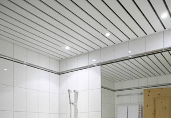 Использование в ванной комнате потолков из сайдинга с фото