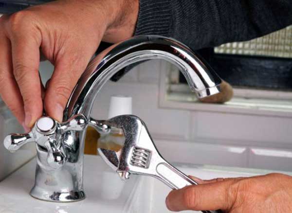 Течет кран в ванной  как починить смеситель и устранить протечку своими руками? с фото