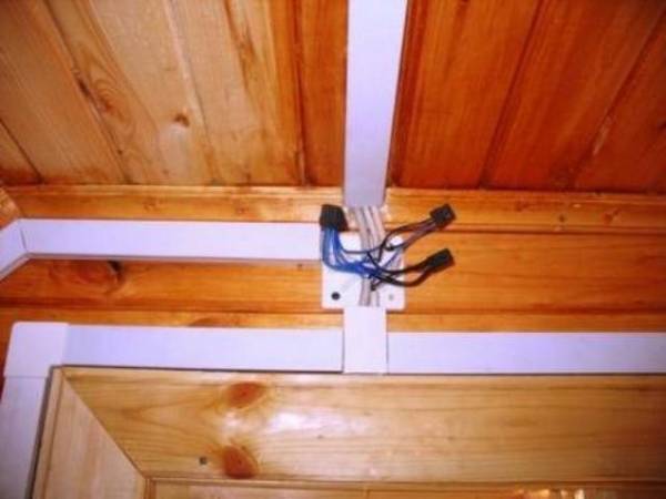 Виды монтажа проводки по деревянному потолку - фото