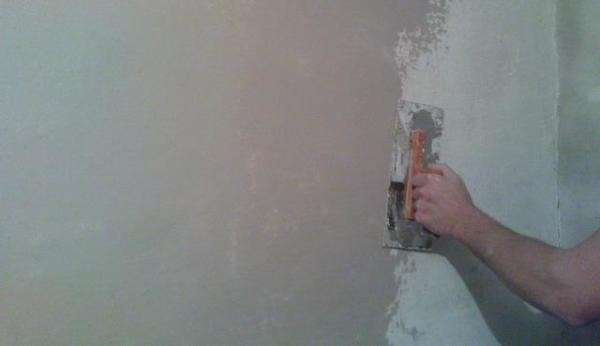 Нужно ли шпаклевать стены перед поклейкой обоев и как это делать правильно - фото