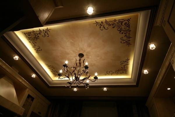Декор потолка своими руками - 4 популярных варианта смены дизайна с фото
