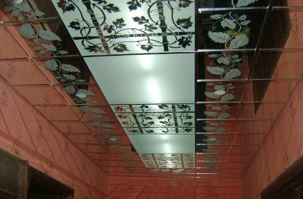 Особенности, плюсы и минусы применения стеклянных потолоков в коридоре с фото