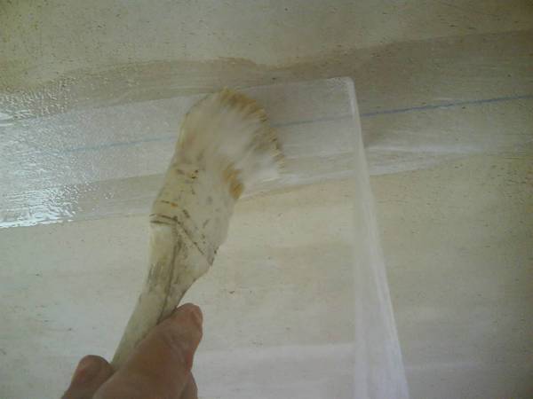 Ремонт потолка своими руками: подготовка поверхности и устранение дефектов - фото