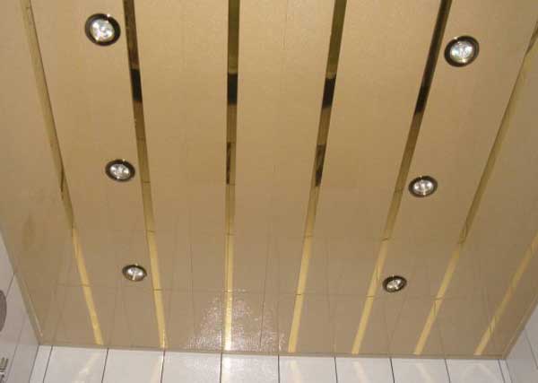 Реечный потолок в ванной комнате — выбор и монтаж с фото