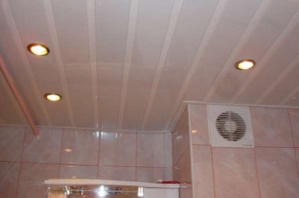 Варианты отделки потолка в ванной - фото