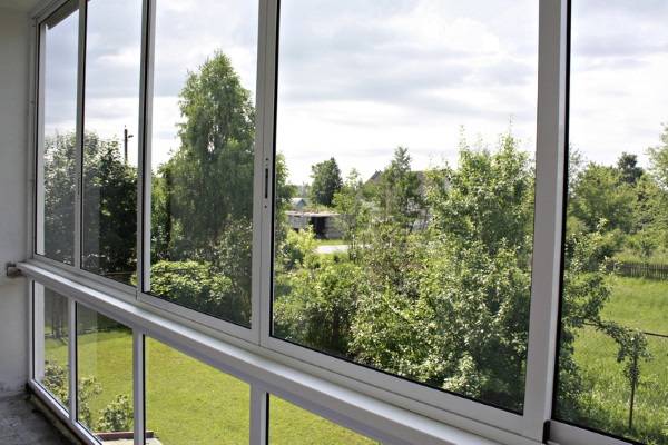 Остекление балкона с помощью алюминиевого профиля - фото