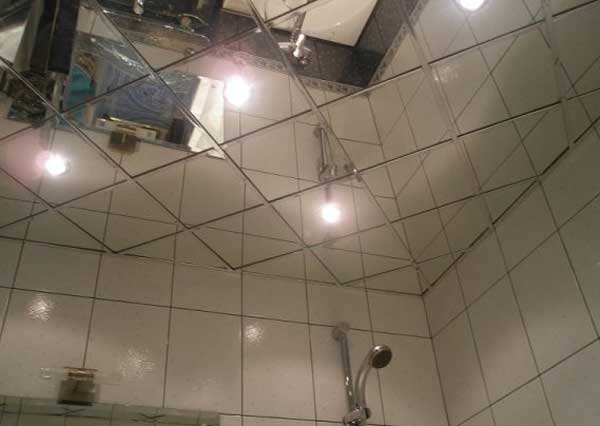 Зеркальный потолок в ванной — виды и особенности - фото