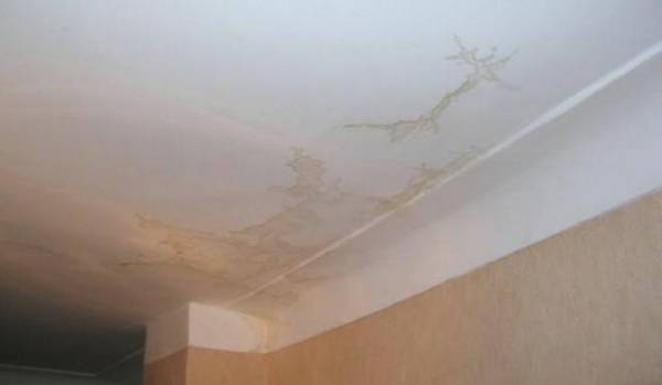 Почему появляются и как убрать желтые пятна на потолке? с фото